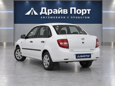 Lada Granta 2012, вид сзади
