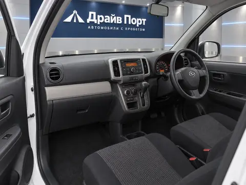 Daihatsu Boon 2014, салон